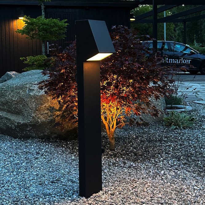 Słupek ogrodowy zewnętrzny metalowy czarny